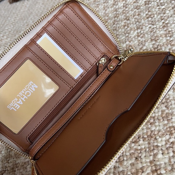 Michael Kors Jet Set Travel LG Flat MF Phone Case - Picture 7 of 16